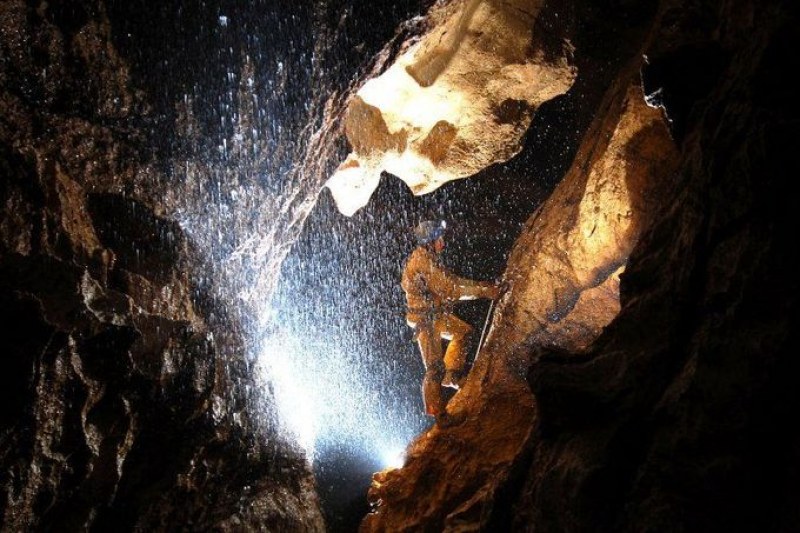 Горски инспектор падна в 6-метров кладенец в пещера в Монтанско