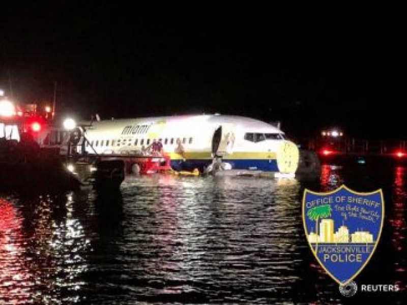 Самолет падна в река във Флорида, всички оцеляха