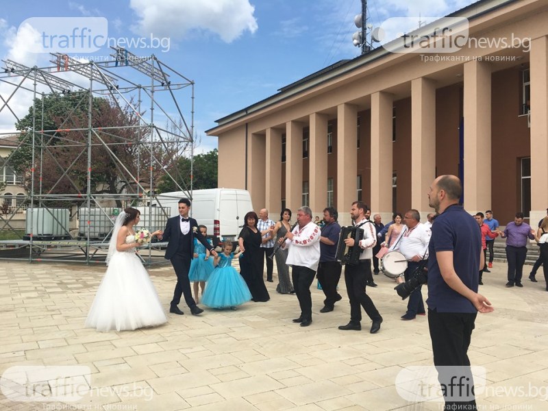 Младоженци извиха хоро на площада в Раковски, минути преди визитата на премиера