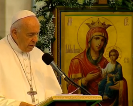 Франциск поздрави всички религии преди молитвата, деца си направиха селфи с него