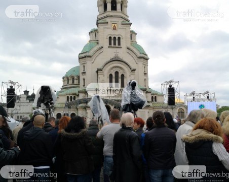 Хиляди българи се събират в очакване на папата