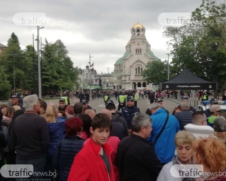 Хората: Голямо висене и навалица, но заради папата си струваше!