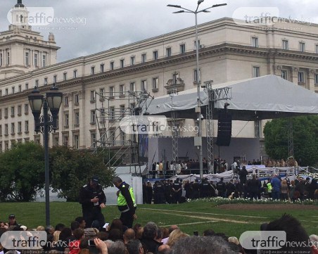 На жена, дошла да види папата, й прилоша! Две деца се загубиха сред множеството