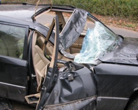 Пиян заби мерцедеса си в стълб! Загина спътничката му