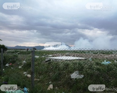 Пламна сметището край Карлово! 2 пожарни гасят огъня