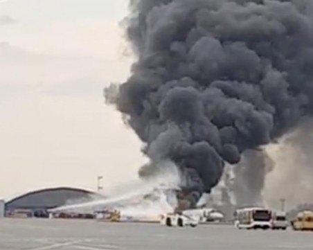 Самолет пламна във въздуха, кацна екстремно в Шереметево, има загинали