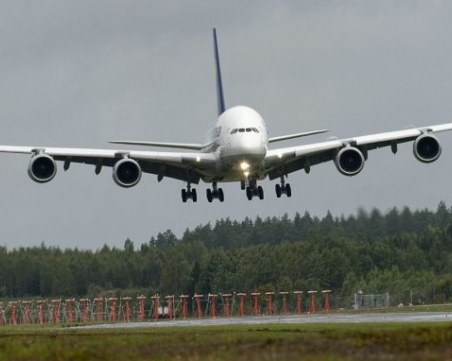 Самолетът с гръцкия президент кацна принудително!