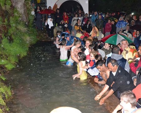 Хиляди търсят изцеление на връх Дамбалъ тази вечер