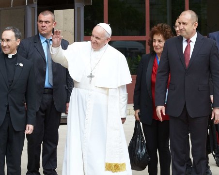 Задържаха мъж със забранени предмети близо до папа Франциск