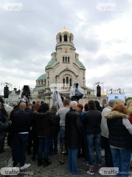 Хиляди българи се събират в очакване на папата