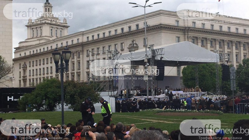 На жена, дошла да види папата, й прилоша! Две деца се загубиха сред множеството