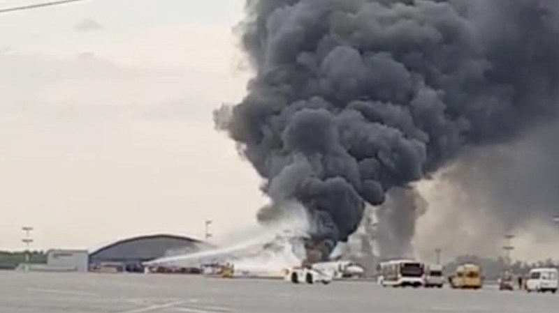 Самолет пламна във въздуха, кацна екстремно в Шереметево, има загинали