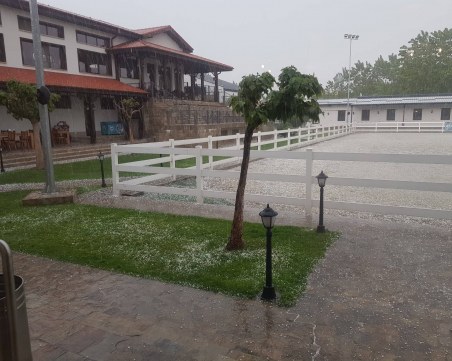 Градушка колкото грахово зърно удари Калояново и Житница