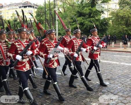 Гвардейците се строиха в центъра на София! Военният оркестър засвири 