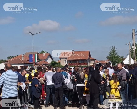 Хиляди чакат папата в Раковски! Опашки се извиха на пропускателните пунктове