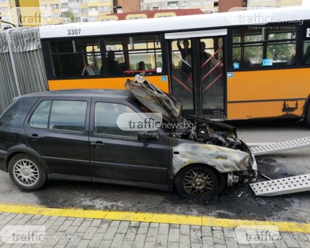 Кола се запали на основен булевард в София