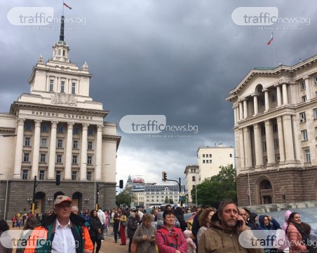 Над 1000 души чакат папата на площад 