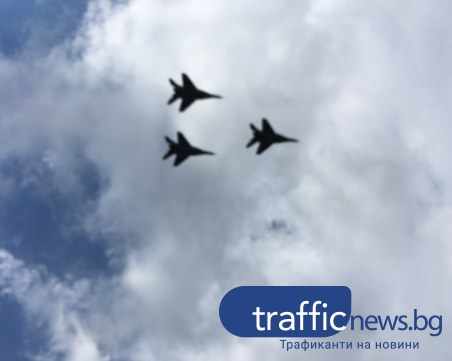 Урок по патриотизъм след парада, малчугани напират за пилоти и матроси