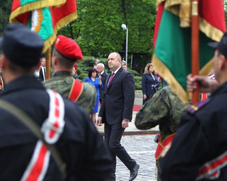 Президентът похвали армията и храбрите българи, които бранят демокрацията