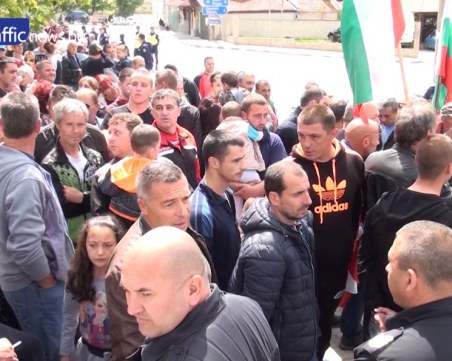 Втори ден гняв и протест в Кърнаре заради нападението от роми