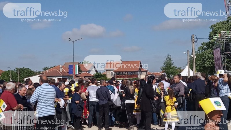 Хиляди чакат папата в Раковски! Опашки се извиха на пропускателните пунктове