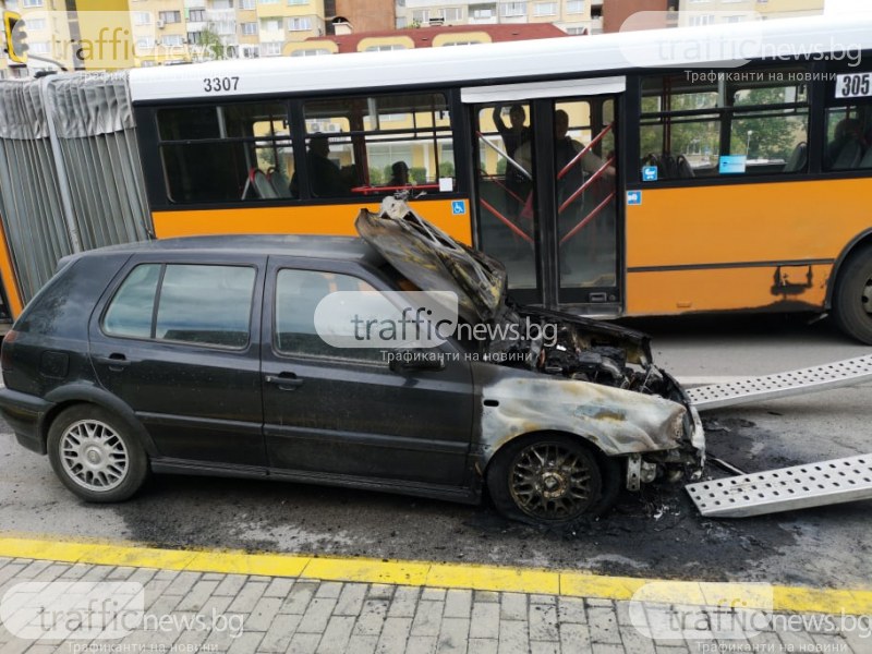 Кола се запали на основен булевард в София