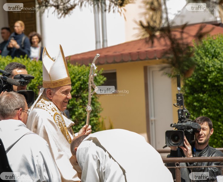 Папата пристигна в Раковски! Градът скандира 