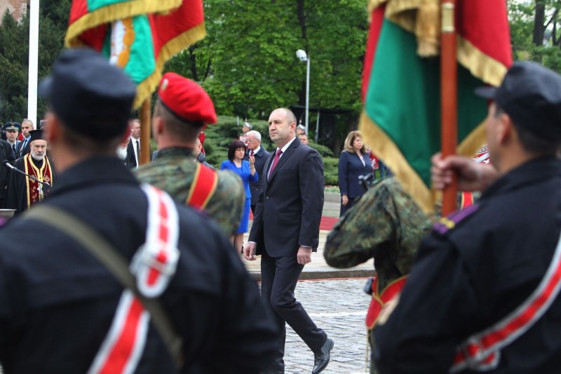 Президентът похвали армията и храбрите българи, които бранят демокрацията