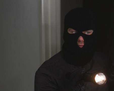 Апаши претарашиха магазин в пловдивско село, отмъкнаха цигари