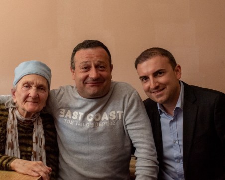 Тя е сама и от 7 години не е излизала от дома. Две лица от екрана на гости при баба Недка