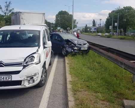 Камион и две коли се нанизаха на Асеновградско шосе, две жени са в болница