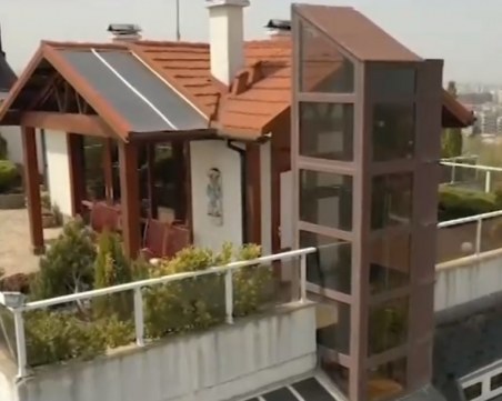 Къща, построена върху покрив на кооперация!?