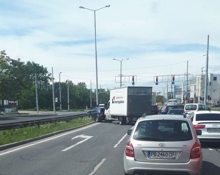 Катастрофа затапи Асеновградско шосе, ударили са се камион и две коли