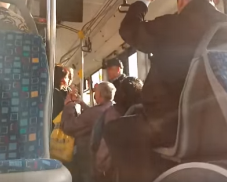 Контрольори VS. гратисчии – рунд пореден! Дядо влезе в ръкопашна схватка