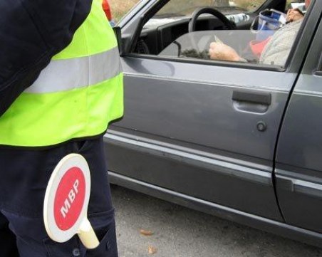 Мъж опита да се размине с акт с 10 лева, получи белезници