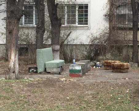 Затрупана със стари мебели градинка възмути столичани от 