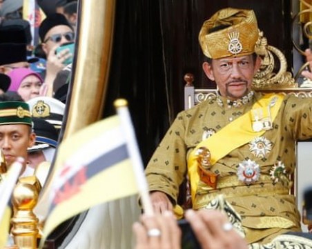 Отсрочиха смъртното наказание за хомоксексуалните в Бруней