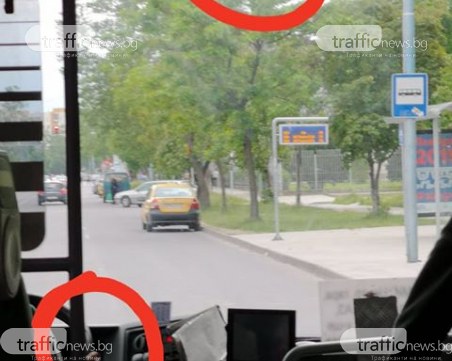 Шофьор на градския транспорт в Пловдив пуши цигара по време на работа