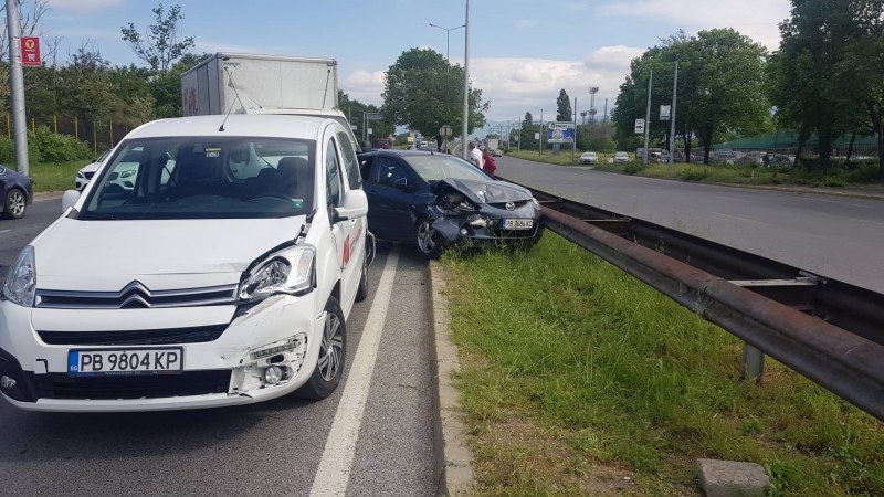 Камион и две коли се нанизаха на Асеновградско шосе, две жени са в болница