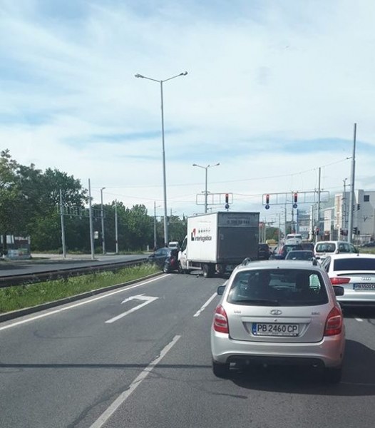 Катастрофа затапи Асеновградско шосе, ударили са се камион и две коли