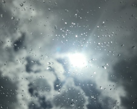 Четвъртък, петък, събота: По-топло време, но отново с валежи