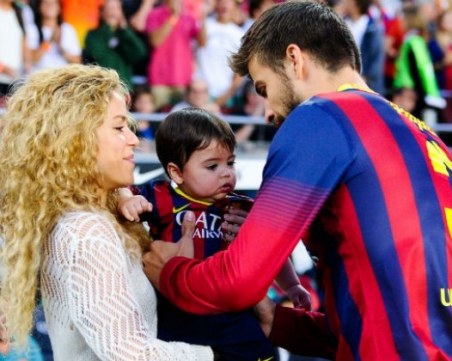 Фенове скочиха на Меси, Шакира с послание до Барса