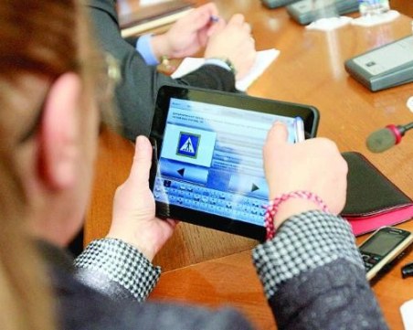 Измама на шофьорски изпит в Хасково! Задържаха трима души