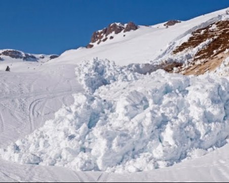 Лавина затрупа седем туристи в Сибир