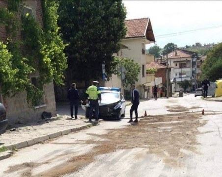 Мерцедес отнесе патрулка в Сандански, двама полицаи пострадаха