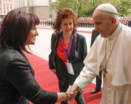 След посещението на папата у нас – Караянчева отива на аудиенция