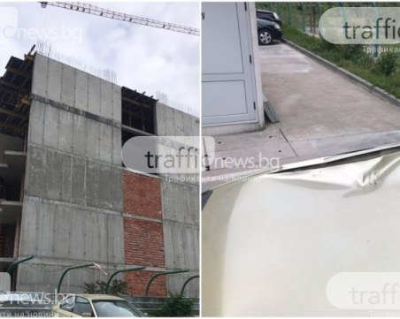 Майка и бебе се разминали на косъм с арматурата, паднала от покрива на 