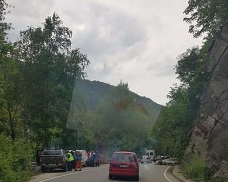 Спират поетапно движението между Асеновград и Хвойна