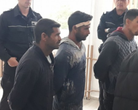 Тримата братя роми, потрошили заведение и заплашвали с убийство, остават зад решетките