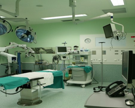 Уникална операция даде шанс на 14-годишно момче със сколиоза